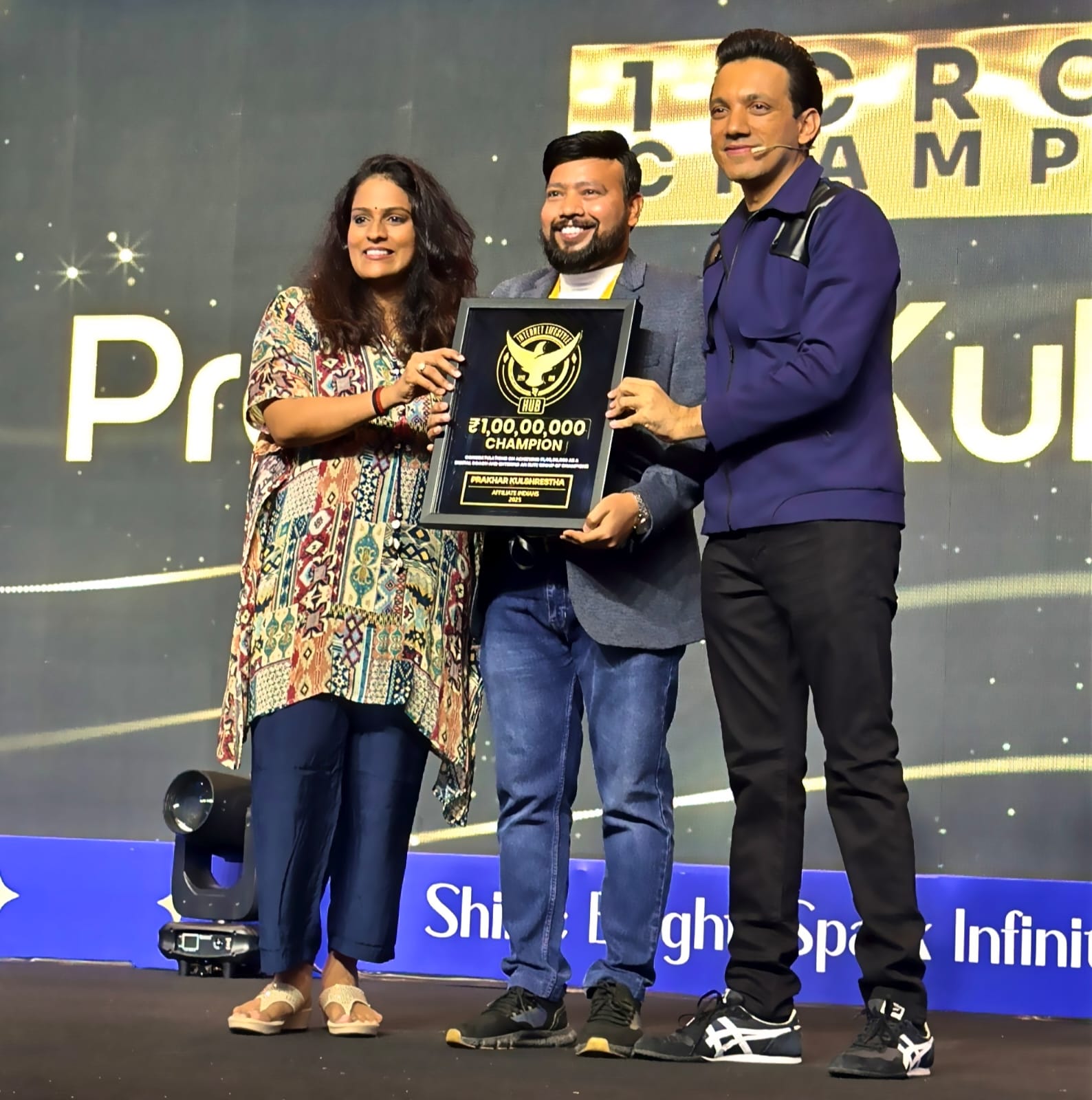 Prakhar Kulshrestha receiving the ₹1,00,00,000 Champion award